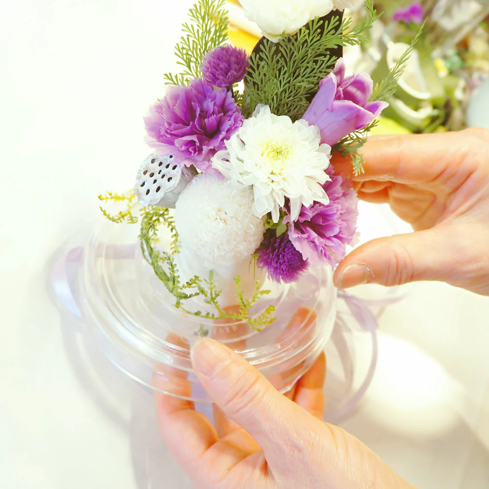 CLAPS（クラップス）専属のデザイナーが、自社の工房で一つずつ丁寧に頂戴したお花の注文どおりに手作りでつくります。