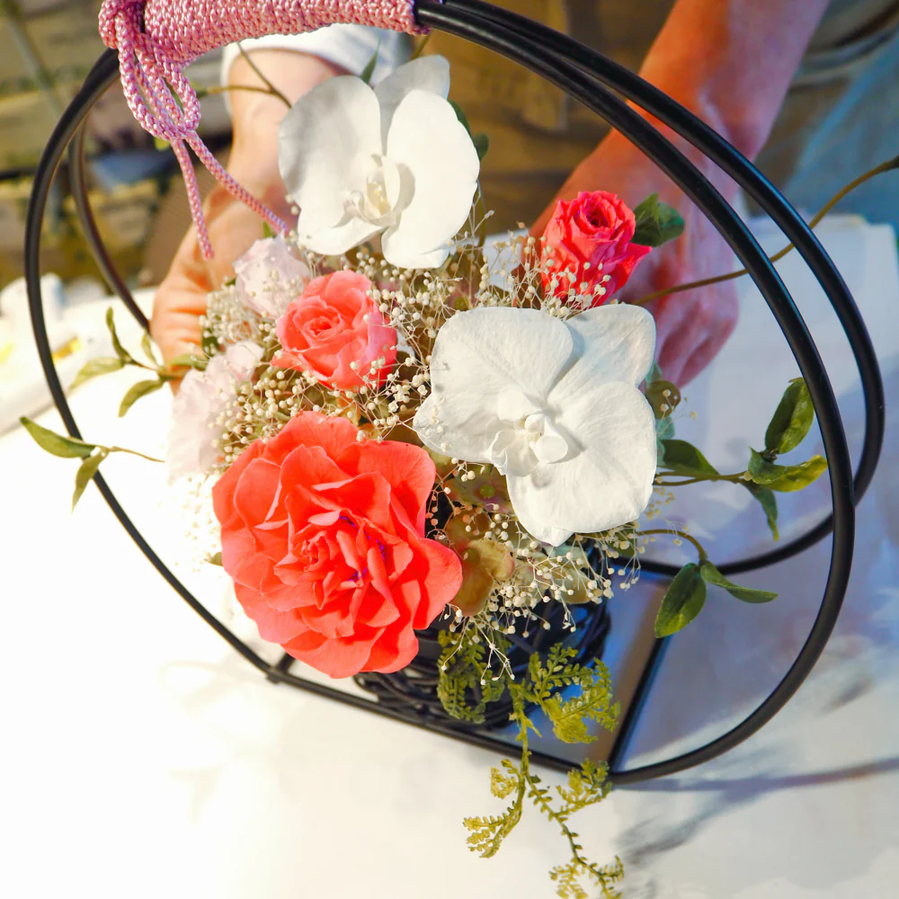 CLAPS（クラップス）専属のデザイナーが、自社の工房で一つずつ丁寧に頂戴したお花の注文どおりに手作りでつくります。