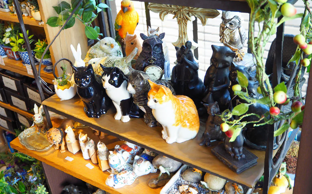 動物の置物も人気の商品です。