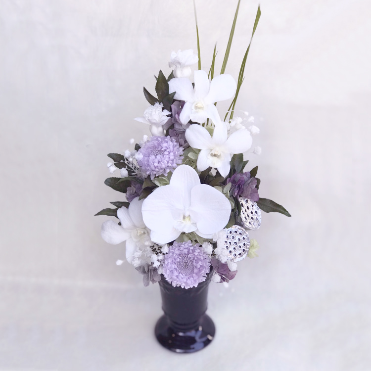 【お仏壇用の枯れない仏花】見事な胡蝶蘭とデンファレ、アジサイのプリザーブドフラワー(花器付き) - 画像 (4)