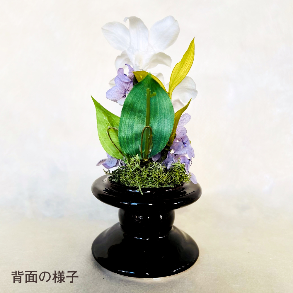 【お仏壇用の枯れない仏花・小さめ】デンファレ・アジサイ・ラスカス・ファンタジアなど盛りだくさんなプリザーブドフラワー(お花を護るドーム入り・花器付き) - 画像 (10)