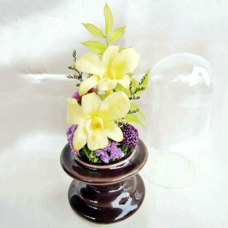 【お仏壇用の枯れない仏花・小さめ】デンファレ・アジサイ・ラスカス・ファンタジアなど盛りだくさんなプリザーブドフラワー(お花を護るドーム入り・花器付き) - 画像 (13)