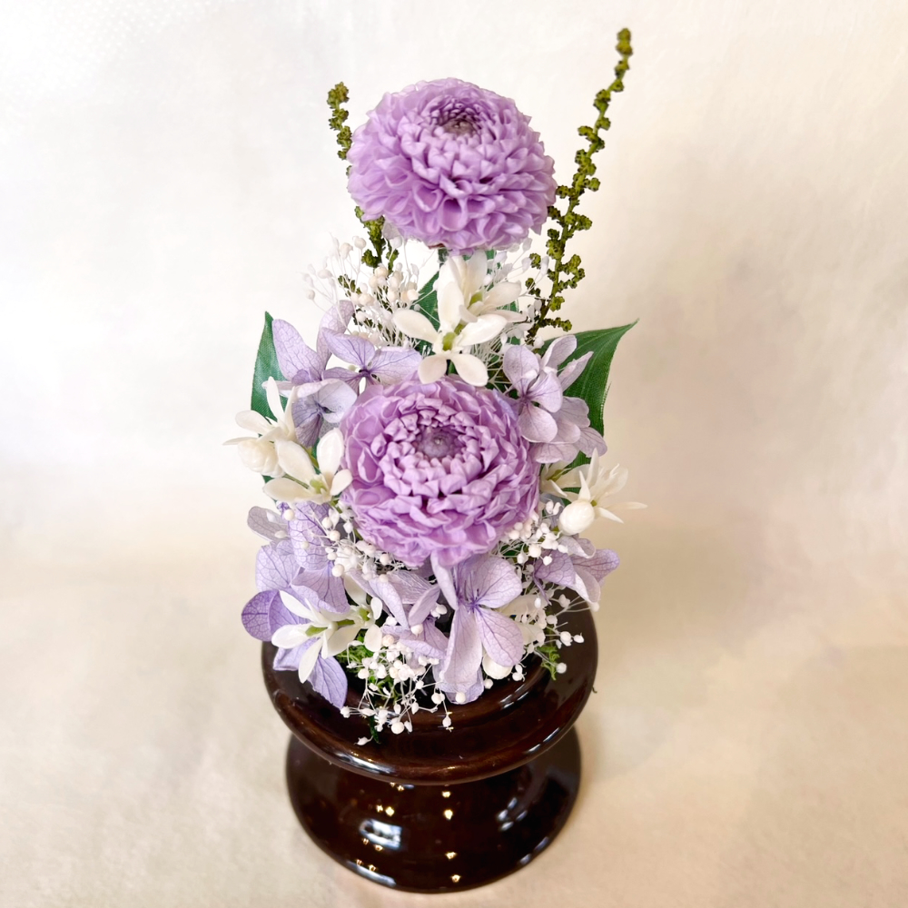 【お仏壇用の枯れない仏花・小さめ】ダリア・紫陽花・カスミソウ・ストーブのプリザーブドフラワー(お花を護るドーム入り・花器付き) - 画像 (7)