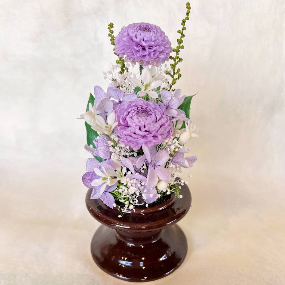 【お仏壇用の枯れない仏花・小さめ】ダリア・紫陽花・カスミソウ・ストーブのプリザーブドフラワー(お花を護るドーム入り・花器付き) - 画像 (8)