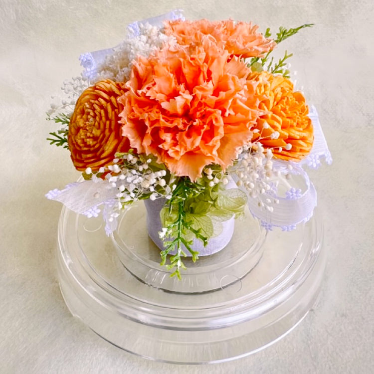 【お祝いに枯れない花飾り】カーネーションと小花のプリザーブドフラワー「ケイ」(小さめのフラワードーム入)水交換不要のインテリア - 画像 (4)