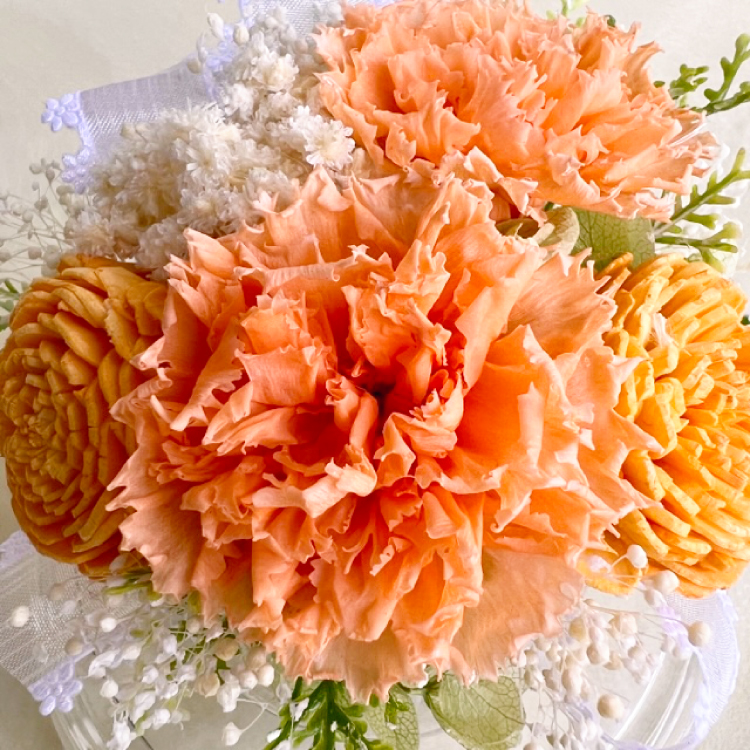 【お祝いに枯れない花飾り】カーネーションと小花のプリザーブドフラワー「ケイ」(小さめのフラワードーム入)水交換不要のインテリア - 画像 (5)