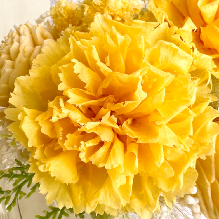 【お祝いに枯れない花飾り】カーネーションと小花のプリザーブドフラワー「ケイ」(小さめのフラワードーム入)水交換不要のインテリア - 画像 (17)
