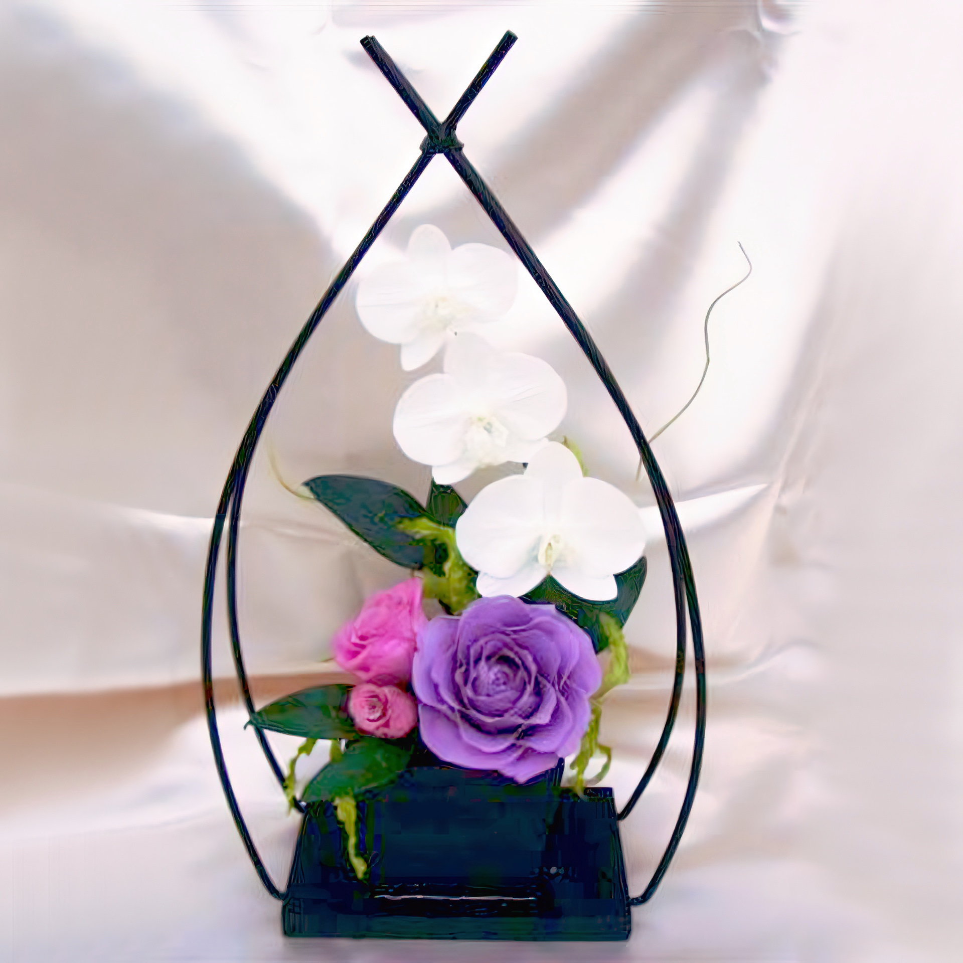 【お祝いに枯れない花ギフト】胡蝶蘭と薔薇の上質で上品な和風のプリザーブドフラワー「やわらぎ」水交換不要のインテリア(花器付き) - 画像 (2)
